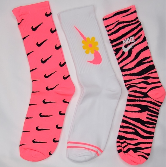 NIKE---Nice set of 3 pair of Nike socks - Picture 2 of 5
